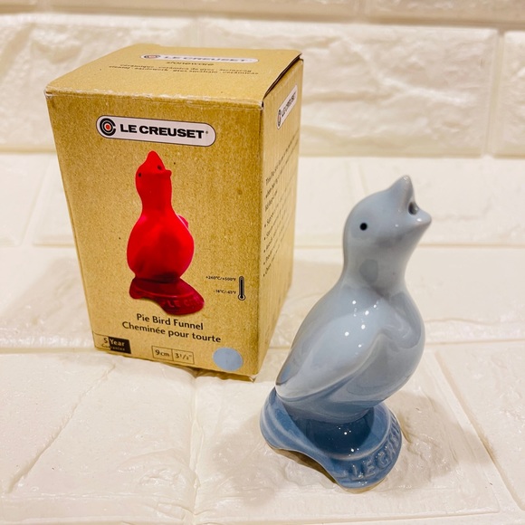 Le Creuset Kitchen Le Creuset Pie Bird Funnel Poshmark